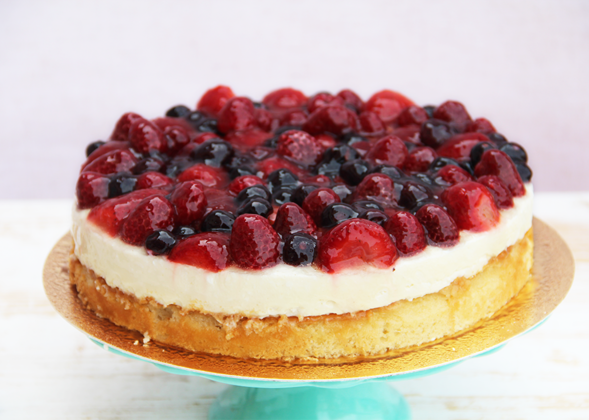 torta karamelová so šľahačkou a višňami