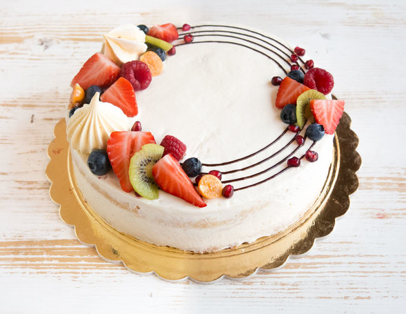 tvarohová torta so šľahačkou a ovocím